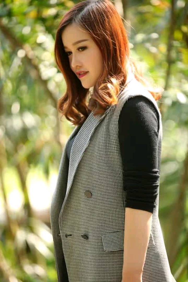 我跪着妹子海底捞月，舔熊，舌头听灵活的。乱冻着，背面一顿推